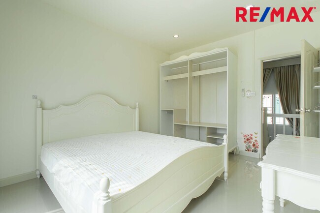 ขายทาวน์เฮาส์ พิศาล 16 ซอยบางขุนเทียน14 บ้านหน้ากว้าง ต่อเติมครั้วและหน้าบ้าน ไม่มีบ้านตรงข้าม