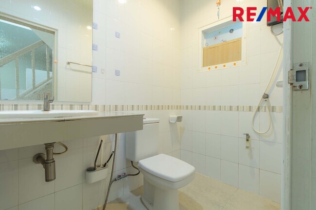 ขายทาวน์เฮาส์ พิศาล 16 ซอยบางขุนเทียน14 บ้านหน้ากว้าง ต่อเติมครั้วและหน้าบ้าน ไม่มีบ้านตรงข้าม