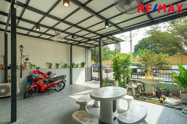 ขายทาวน์เฮาส์ พิศาล 16 ซอยบางขุนเทียน14 บ้านหน้ากว้าง ต่อเติมครั้วและหน้าบ้าน ไม่มีบ้านตรงข้าม