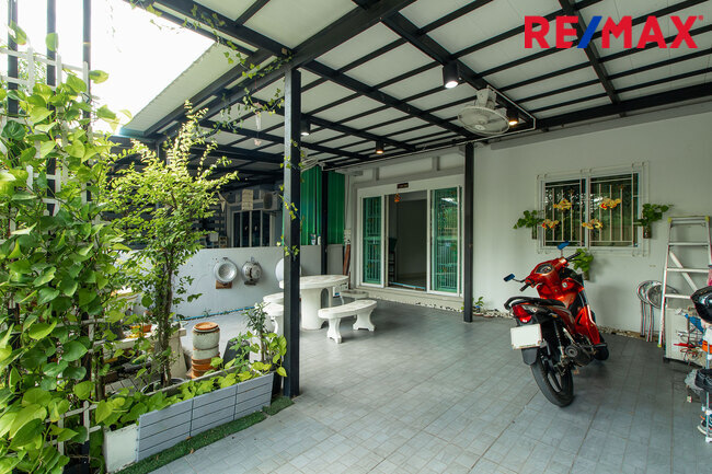 ขายทาวน์เฮาส์ พิศาล 16 ซอยบางขุนเทียน14 บ้านหน้ากว้าง ต่อเติมครั้วและหน้าบ้าน ไม่มีบ้านตรงข้าม