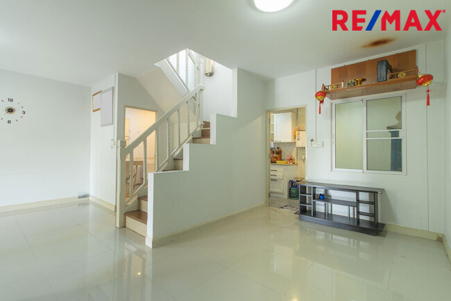 ขายทาวน์เฮาส์ พิศาล 16 ซอยบางขุนเทียน14 บ้านหน้ากว้าง ต่อเติมครั้วและหน้าบ้าน ไม่มีบ้านตรงข้าม