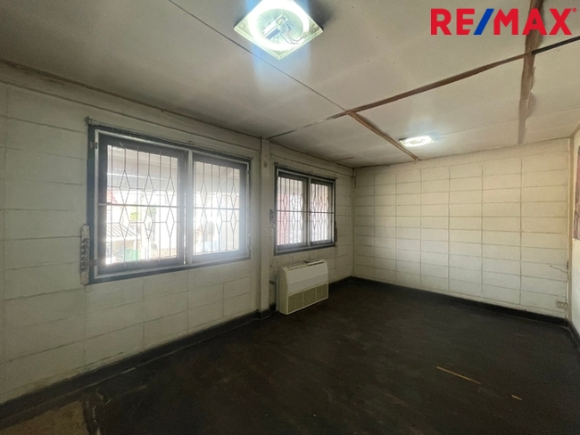 โครงการเคหะชุมชนรามอินทรา กม.4 บ้าน 2 ชั้น เนื้อที่ 22.6 ตร.ว. ติดรถไฟฟ้าสายสีชมพู สถานีมัยลาภ จากหมู่บ้านเพียง 50 เมตร ตรงข้ามหมู่บ้าน มี ศูนย์การค้า East Park