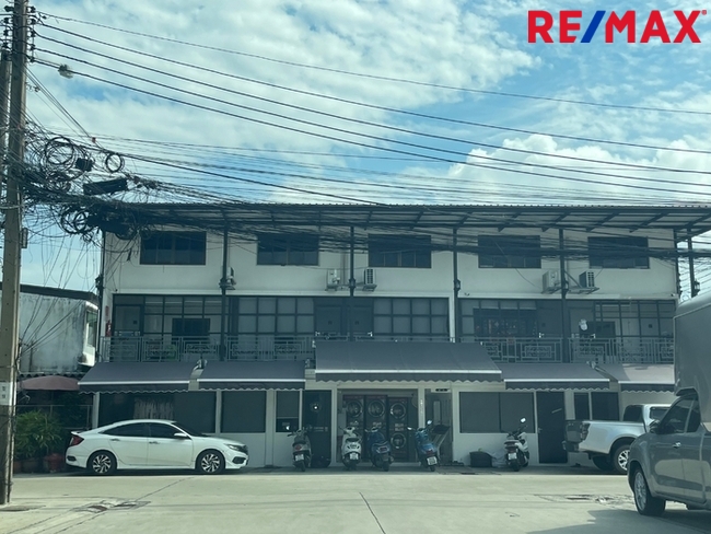 โครงการเคหะชุมชนรามอินทรา กม.4 บ้าน 2 ชั้น เนื้อที่ 22.6 ตร.ว. ติดรถไฟฟ้าสายสีชมพู สถานีมัยลาภ จากหมู่บ้านเพียง 50 เมตร ตรงข้ามหมู่บ้าน มี ศูนย์การค้า East Park