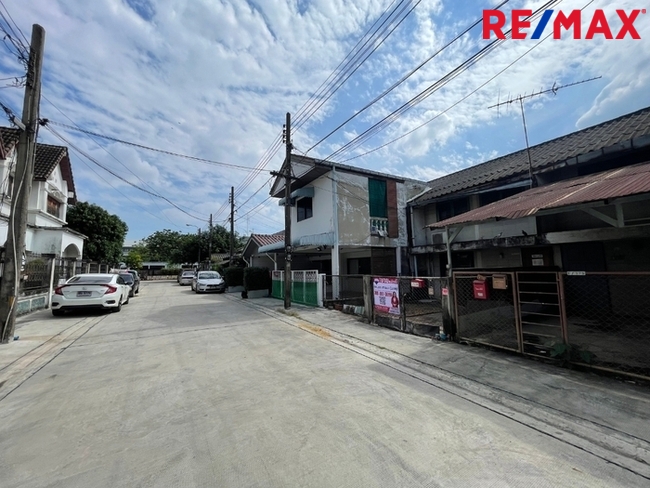 โครงการเคหะชุมชนรามอินทรา กม.4 บ้าน 2 ชั้น เนื้อที่ 22.6 ตร.ว. ติดรถไฟฟ้าสายสีชมพู สถานีมัยลาภ จากหมู่บ้านเพียง 50 เมตร ตรงข้ามหมู่บ้าน มี ศูนย์การค้า East Park