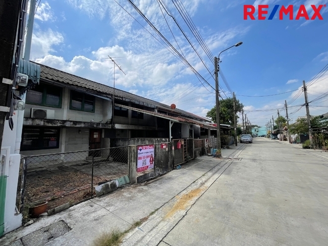 โครงการเคหะชุมชนรามอินทรา กม.4 บ้าน 2 ชั้น เนื้อที่ 22.6 ตร.ว. ติดรถไฟฟ้าสายสีชมพู สถานีมัยลาภ จากหมู่บ้านเพียง 50 เมตร ตรงข้ามหมู่บ้าน มี ศูนย์การค้า East Park