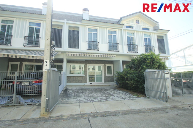 ทาวน์โฮมวิลลาจจิโอสุขสวัสดิ์ ประชาอุทิศ90 โครงการแลนด์แอนด์เอ้าส์ บ้านพร้อมอยู่ ตกแต่งเฟอร์แถมแอร์ 21.4วา ต้นโครงการ ใกล้ทางด่วนสุขสวัสดิ์ บางพลี เดินทางสะดวก