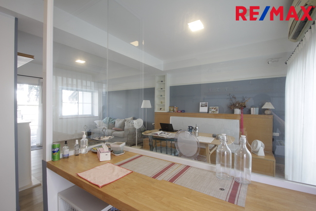 ทาวน์โฮมวิลลาจจิโอสุขสวัสดิ์ ประชาอุทิศ90 โครงการแลนด์แอนด์เอ้าส์ บ้านพร้อมอยู่ ตกแต่งเฟอร์แถมแอร์ 21.4วา ต้นโครงการ ใกล้ทางด่วนสุขสวัสดิ์ บางพลี เดินทางสะดวก