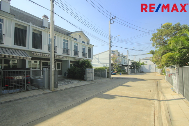 ทาวน์โฮมวิลลาจจิโอสุขสวัสดิ์ ประชาอุทิศ90 โครงการแลนด์แอนด์เอ้าส์ บ้านพร้อมอยู่ ตกแต่งเฟอร์แถมแอร์ 21.4วา ต้นโครงการ ใกล้ทางด่วนสุขสวัสดิ์ บางพลี เดินทางสะดวก