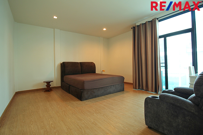 ขายทาวน์โฮม มิวส์ เทียนทะเล 3 ชั้น ถนนเมน บ้านหน้ากว้าง 7.5 เมตร 25.3 ตร.วา ราคา 4.59 ล้าน