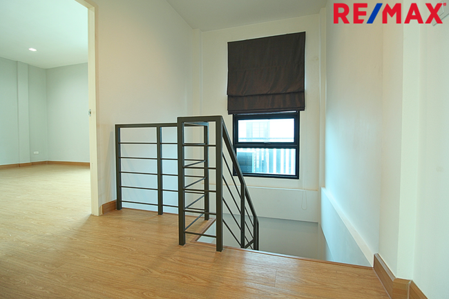 ขายทาวน์โฮม มิวส์ เทียนทะเล 3 ชั้น ถนนเมน บ้านหน้ากว้าง 7.5 เมตร 25.3 ตร.วา ราคา 4.59 ล้าน