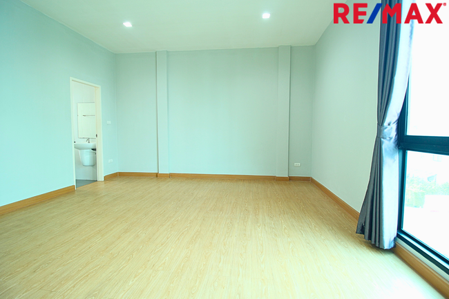 ขายทาวน์โฮม มิวส์ เทียนทะเล 3 ชั้น ถนนเมน บ้านหน้ากว้าง 7.5 เมตร 25.3 ตร.วา ราคา 4.59 ล้าน