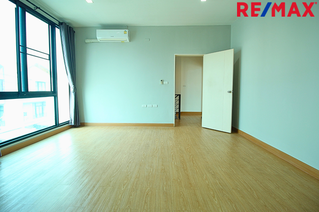 ขายทาวน์โฮม มิวส์ เทียนทะเล 3 ชั้น ถนนเมน บ้านหน้ากว้าง 7.5 เมตร 25.3 ตร.วา ราคา 4.59 ล้าน