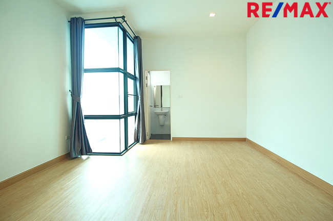 ขายทาวน์โฮม มิวส์ เทียนทะเล 3 ชั้น ถนนเมน บ้านหน้ากว้าง 7.5 เมตร 25.3 ตร.วา ราคา 4.59 ล้าน