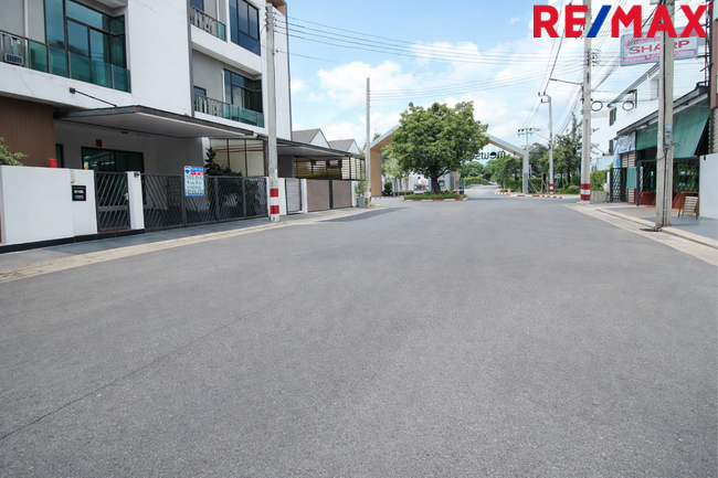 ขายทาวน์โฮม มิวส์ เทียนทะเล 3 ชั้น ถนนเมน บ้านหน้ากว้าง 7.5 เมตร 25.3 ตร.วา ราคา 4.59 ล้าน