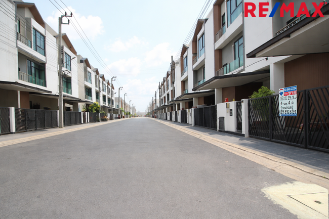 ขายทาวน์โฮม มิวส์ เทียนทะเล 3 ชั้น ถนนเมน บ้านหน้ากว้าง 7.5 เมตร 25.3 ตร.วา ราคา 4.59 ล้าน