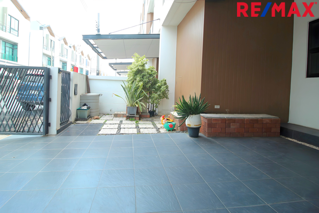 ขายทาวน์โฮม มิวส์ เทียนทะเล 3 ชั้น ถนนเมน บ้านหน้ากว้าง 7.5 เมตร 25.3 ตร.วา ราคา 4.59 ล้าน