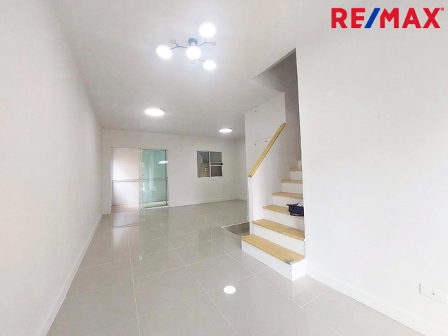 ขายด่วน! ทาวน์โฮมหลังมุม รีโนเวทใหม่ พร้อมอยู่ @ พลีโน เพชรเกษม 81