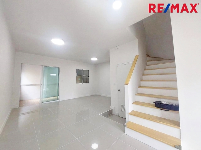 ขายด่วน! ทาวน์โฮมหลังมุม รีโนเวทใหม่ พร้อมอยู่ @ พลีโน เพชรเกษม 81