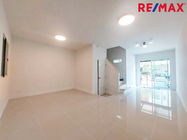 ขายด่วน! ทาวน์โฮมหลังมุม รีโนเวทใหม่ พร้อมอยู่ @ พลีโน เพชรเกษม 81