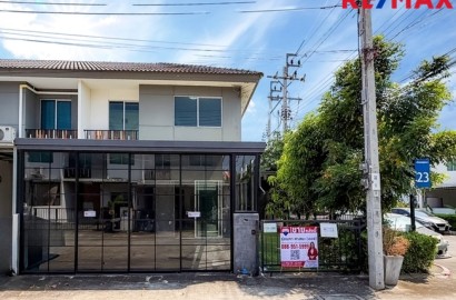 บ้านพฤกษา(คู้ขวา)เลียบวารี-มีนบุรี { บ้านหลังมุม 28.10 ตร.ว. } ใกล้ห้างแม็คโครหนองจอก มีพื้นที่ข้างบ้าน ต่อเติมห้องครัว ห้องอเนกประสงค์ หน้าบ้านมีห้องกระจกบานสไลด์ขนาดใหญ่