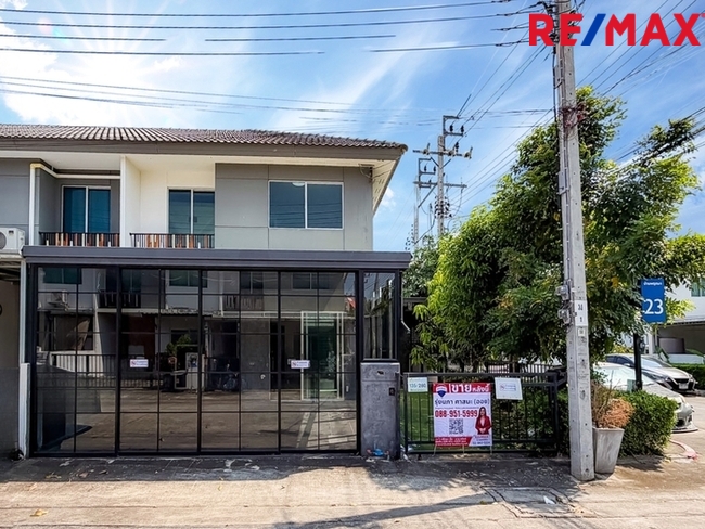 บ้านพฤกษา(คู้ขวา)เลียบวารี-มีนบุรี { บ้านหลังมุม 28.10 ตร.ว. } ใกล้ห้างแม็คโครหนองจอก มีพื้นที่ข้างบ้าน ต่อเติมห้องครัว ห้องอเนกประสงค์ หน้าบ้านมีห้องกระจกบานสไลด์ขนาดใหญ่