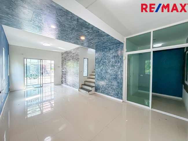 บ้านพฤกษา(คู้ขวา)เลียบวารี-มีนบุรี { บ้านหลังมุม 28.10 ตร.ว. } ใกล้ห้างแม็คโครหนองจอก มีพื้นที่ข้างบ้าน ต่อเติมห้องครัว ห้องอเนกประสงค์ หน้าบ้านมีห้องกระจกบานสไลด์ขนาดใหญ่