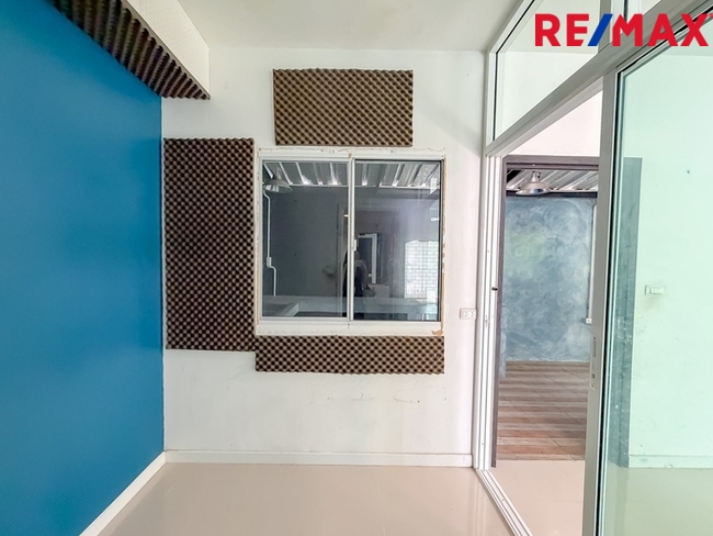 บ้านพฤกษา(คู้ขวา)เลียบวารี-มีนบุรี { บ้านหลังมุม 28.10 ตร.ว. } ใกล้ห้างแม็คโครหนองจอก มีพื้นที่ข้างบ้าน ต่อเติมห้องครัว ห้องอเนกประสงค์ หน้าบ้านมีห้องกระจกบานสไลด์ขนาดใหญ่