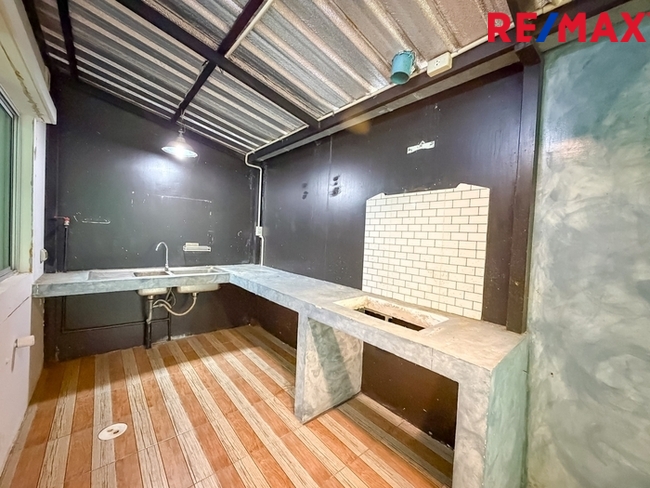 บ้านพฤกษา(คู้ขวา)เลียบวารี-มีนบุรี { บ้านหลังมุม 28.10 ตร.ว. } ใกล้ห้างแม็คโครหนองจอก มีพื้นที่ข้างบ้าน ต่อเติมห้องครัว ห้องอเนกประสงค์ หน้าบ้านมีห้องกระจกบานสไลด์ขนาดใหญ่