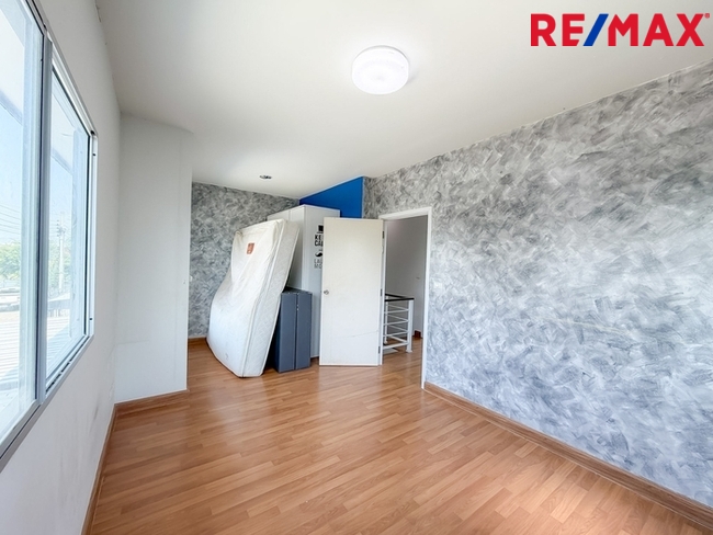 บ้านพฤกษา(คู้ขวา)เลียบวารี-มีนบุรี { บ้านหลังมุม 28.10 ตร.ว. } ใกล้ห้างแม็คโครหนองจอก มีพื้นที่ข้างบ้าน ต่อเติมห้องครัว ห้องอเนกประสงค์ หน้าบ้านมีห้องกระจกบานสไลด์ขนาดใหญ่