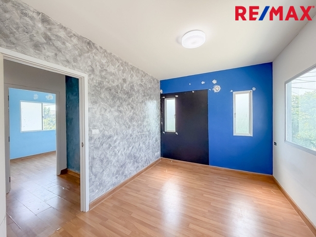 บ้านพฤกษา(คู้ขวา)เลียบวารี-มีนบุรี { บ้านหลังมุม 28.10 ตร.ว. } ใกล้ห้างแม็คโครหนองจอก มีพื้นที่ข้างบ้าน ต่อเติมห้องครัว ห้องอเนกประสงค์ หน้าบ้านมีห้องกระจกบานสไลด์ขนาดใหญ่