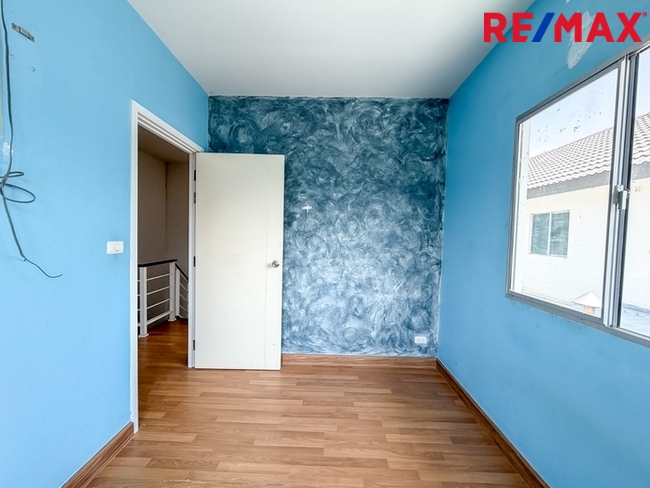 บ้านพฤกษา(คู้ขวา)เลียบวารี-มีนบุรี { บ้านหลังมุม 28.10 ตร.ว. } ใกล้ห้างแม็คโครหนองจอก มีพื้นที่ข้างบ้าน ต่อเติมห้องครัว ห้องอเนกประสงค์ หน้าบ้านมีห้องกระจกบานสไลด์ขนาดใหญ่