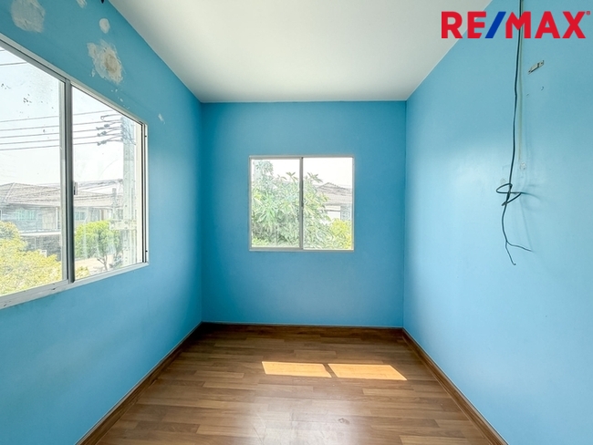 บ้านพฤกษา(คู้ขวา)เลียบวารี-มีนบุรี { บ้านหลังมุม 28.10 ตร.ว. } ใกล้ห้างแม็คโครหนองจอก มีพื้นที่ข้างบ้าน ต่อเติมห้องครัว ห้องอเนกประสงค์ หน้าบ้านมีห้องกระจกบานสไลด์ขนาดใหญ่