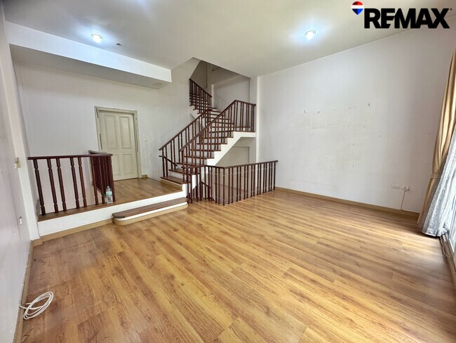 ถูกที่สุดในโครงการ! ขายทาวน์โฮม บ้านกลางเมือง มอนติ-คาร์โล รัชวิภา 3 ชั้น หน้าสวนส่วนกลาง จอดรถ 3 คัน ใกล้รถไฟฟ้า 480 เมตร ตำแหน่ง Rare Item! หน้าบ้านไม่ชนใคร