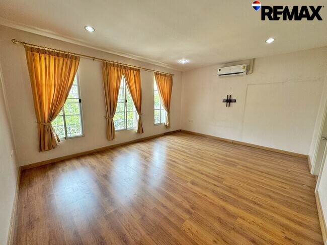 ถูกที่สุดในโครงการ! ขายทาวน์โฮม บ้านกลางเมือง มอนติ-คาร์โล รัชวิภา 3 ชั้น หน้าสวนส่วนกลาง จอดรถ 3 คัน ใกล้รถไฟฟ้า 480 เมตร ตำแหน่ง Rare Item! หน้าบ้านไม่ชนใคร