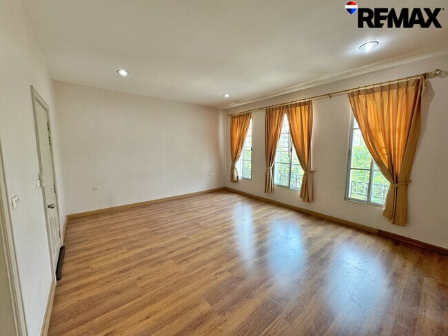 ถูกที่สุดในโครงการ! ขายทาวน์โฮม บ้านกลางเมือง มอนติ-คาร์โล รัชวิภา 3 ชั้น หน้าสวนส่วนกลาง จอดรถ 3 คัน ใกล้รถไฟฟ้า 480 เมตร ตำแหน่ง Rare Item! หน้าบ้านไม่ชนใคร