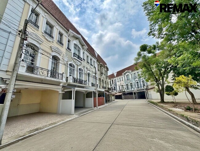 ถูกที่สุดในโครงการ! ขายทาวน์โฮม บ้านกลางเมือง มอนติ-คาร์โล รัชวิภา 3 ชั้น หน้าสวนส่วนกลาง จอดรถ 3 คัน ใกล้รถไฟฟ้า 480 เมตร ตำแหน่ง Rare Item! หน้าบ้านไม่ชนใคร