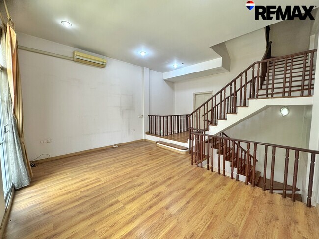 ถูกที่สุดในโครงการ! ขายทาวน์โฮม บ้านกลางเมือง มอนติ-คาร์โล รัชวิภา 3 ชั้น หน้าสวนส่วนกลาง จอดรถ 3 คัน ใกล้รถไฟฟ้า 480 เมตร ตำแหน่ง Rare Item! หน้าบ้านไม่ชนใคร