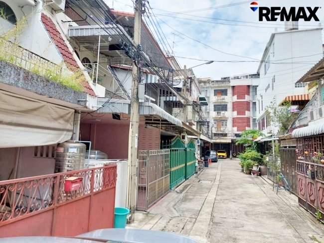 ขายทาวน์เฮาส์ 3 ชั้น ทำเลทอง จรัญสนิทวงศ์ 46 แยก 5 ใกล้ MRT สถานีบางยี่ขัน เพียง 500 เมตร พร้อมอยู่!