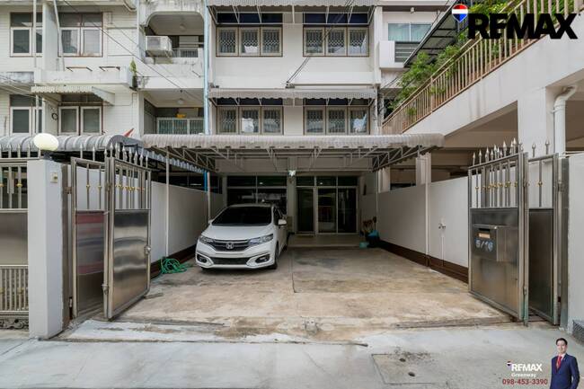 [บ้านสุขุมวิท @ EMDistrict โครต Rare!! แปลงใหญ่ 34 ตร.วา] (สุขุมวิท 31 ) หน้ากว้าง 5.4 เมตร TownHouse เรียกว่าอยู่โซน EMDistrict ได้เลย และเป็นหลังใหญ่ 4 ชั้น ที่จอดรถ 2 คันได้แบบหลวมๆ