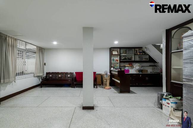 [บ้านสุขุมวิท @ EMDistrict โครต Rare!! แปลงใหญ่ 34 ตร.วา] (สุขุมวิท 31 ) หน้ากว้าง 5.4 เมตร TownHouse เรียกว่าอยู่โซน EMDistrict ได้เลย และเป็นหลังใหญ่ 4 ชั้น ที่จอดรถ 2 คันได้แบบหลวมๆ
