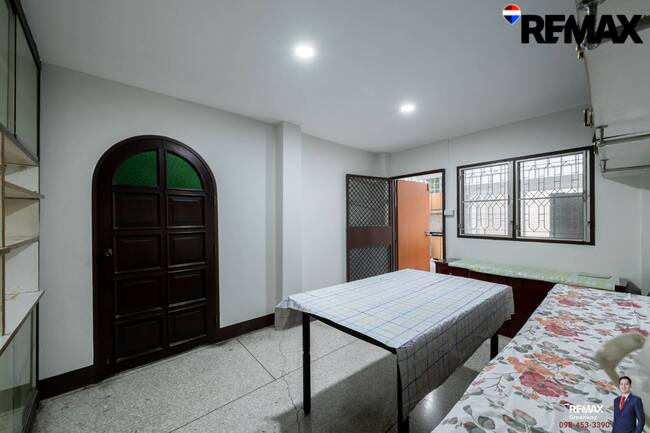 [บ้านสุขุมวิท @ EMDistrict โครต Rare!! แปลงใหญ่ 34 ตร.วา] (สุขุมวิท 31 ) หน้ากว้าง 5.4 เมตร TownHouse เรียกว่าอยู่โซน EMDistrict ได้เลย และเป็นหลังใหญ่ 4 ชั้น ที่จอดรถ 2 คันได้แบบหลวมๆ