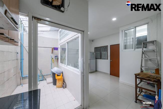 [บ้านสุขุมวิท @ EMDistrict โครต Rare!! แปลงใหญ่ 34 ตร.วา] (สุขุมวิท 31 ) หน้ากว้าง 5.4 เมตร TownHouse เรียกว่าอยู่โซน EMDistrict ได้เลย และเป็นหลังใหญ่ 4 ชั้น ที่จอดรถ 2 คันได้แบบหลวมๆ