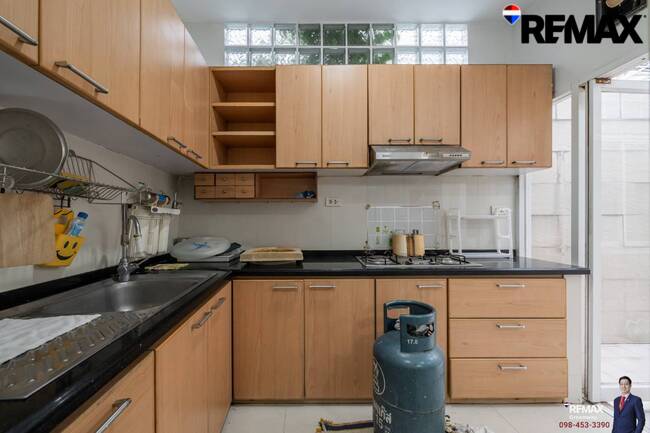 [บ้านสุขุมวิท @ EMDistrict โครต Rare!! แปลงใหญ่ 34 ตร.วา] (สุขุมวิท 31 ) หน้ากว้าง 5.4 เมตร TownHouse เรียกว่าอยู่โซน EMDistrict ได้เลย และเป็นหลังใหญ่ 4 ชั้น ที่จอดรถ 2 คันได้แบบหลวมๆ
