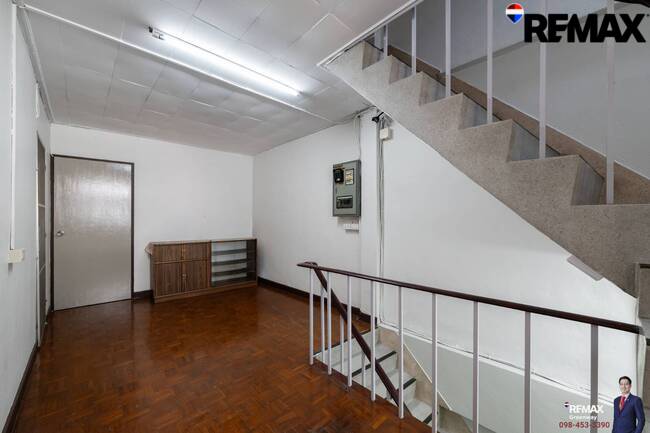 [บ้านสุขุมวิท @ EMDistrict โครต Rare!! แปลงใหญ่ 34 ตร.วา] (สุขุมวิท 31 ) หน้ากว้าง 5.4 เมตร TownHouse เรียกว่าอยู่โซน EMDistrict ได้เลย และเป็นหลังใหญ่ 4 ชั้น ที่จอดรถ 2 คันได้แบบหลวมๆ