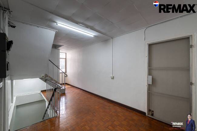 [บ้านสุขุมวิท @ EMDistrict โครต Rare!! แปลงใหญ่ 34 ตร.วา] (สุขุมวิท 31 ) หน้ากว้าง 5.4 เมตร TownHouse เรียกว่าอยู่โซน EMDistrict ได้เลย และเป็นหลังใหญ่ 4 ชั้น ที่จอดรถ 2 คันได้แบบหลวมๆ