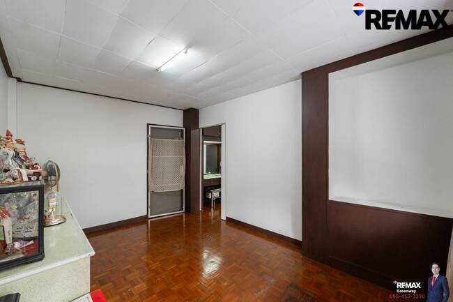 [บ้านสุขุมวิท @ EMDistrict โครต Rare!! แปลงใหญ่ 34 ตร.วา] (สุขุมวิท 31 ) หน้ากว้าง 5.4 เมตร TownHouse เรียกว่าอยู่โซน EMDistrict ได้เลย และเป็นหลังใหญ่ 4 ชั้น ที่จอดรถ 2 คันได้แบบหลวมๆ