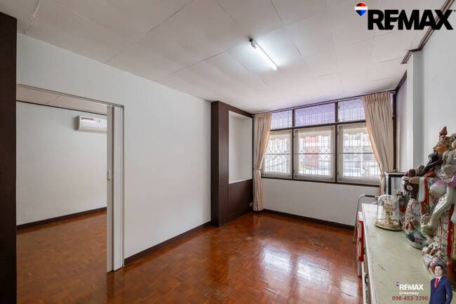 [บ้านสุขุมวิท @ EMDistrict โครต Rare!! แปลงใหญ่ 34 ตร.วา] (สุขุมวิท 31 ) หน้ากว้าง 5.4 เมตร TownHouse เรียกว่าอยู่โซน EMDistrict ได้เลย และเป็นหลังใหญ่ 4 ชั้น ที่จอดรถ 2 คันได้แบบหลวมๆ