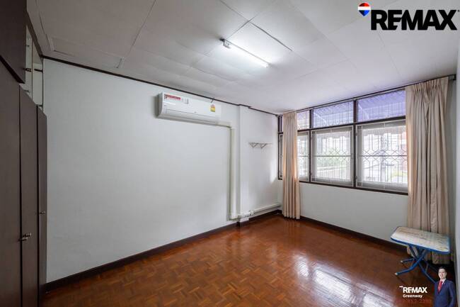 [บ้านสุขุมวิท @ EMDistrict โครต Rare!! แปลงใหญ่ 34 ตร.วา] (สุขุมวิท 31 ) หน้ากว้าง 5.4 เมตร TownHouse เรียกว่าอยู่โซน EMDistrict ได้เลย และเป็นหลังใหญ่ 4 ชั้น ที่จอดรถ 2 คันได้แบบหลวมๆ