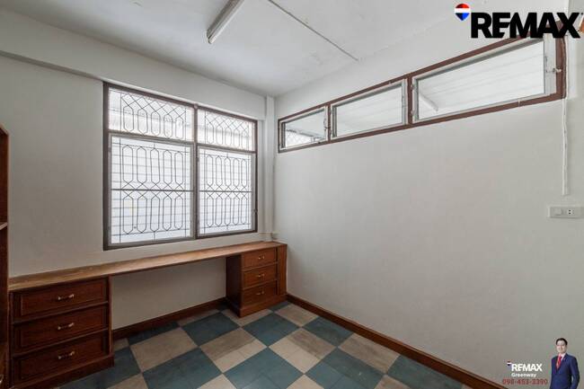 [บ้านสุขุมวิท @ EMDistrict โครต Rare!! แปลงใหญ่ 34 ตร.วา] (สุขุมวิท 31 ) หน้ากว้าง 5.4 เมตร TownHouse เรียกว่าอยู่โซน EMDistrict ได้เลย และเป็นหลังใหญ่ 4 ชั้น ที่จอดรถ 2 คันได้แบบหลวมๆ