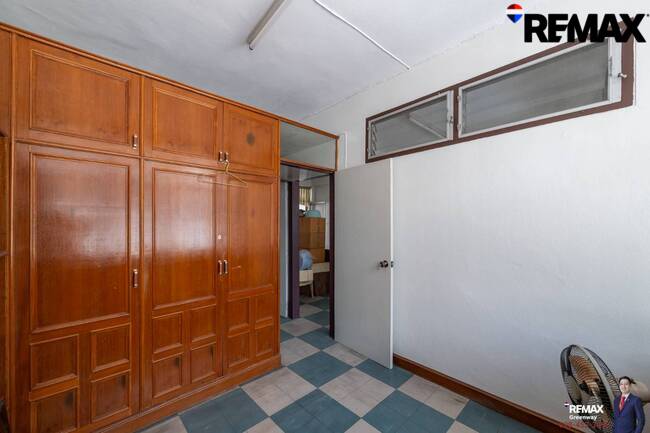 [บ้านสุขุมวิท @ EMDistrict โครต Rare!! แปลงใหญ่ 34 ตร.วา] (สุขุมวิท 31 ) หน้ากว้าง 5.4 เมตร TownHouse เรียกว่าอยู่โซน EMDistrict ได้เลย และเป็นหลังใหญ่ 4 ชั้น ที่จอดรถ 2 คันได้แบบหลวมๆ